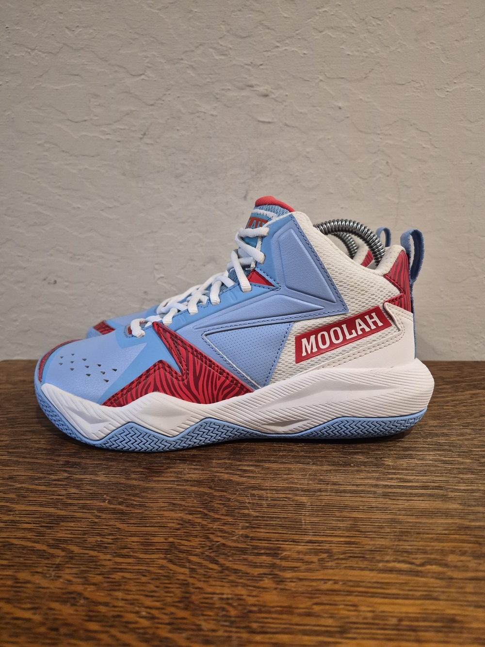 Moolah Kicks Kids' Grade School Press Break Basketball Shoes 
Size US 4Y